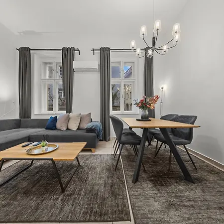 Old Town - Sonja Near Presidential Palace * ブラチスラヴァ